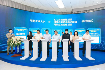 湖北工业大学校党委书记刘德富率队参加汉阳区工业研究院签约仪式